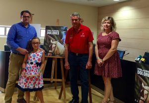 José Joaquín Hernández, Rafael Andreu, Raquel Sirvent con el cartel ganador. El premio lo ha recogido la hija del ganador