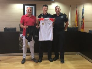 El Concejal de Policía hace entrega de equipación al Policía Local