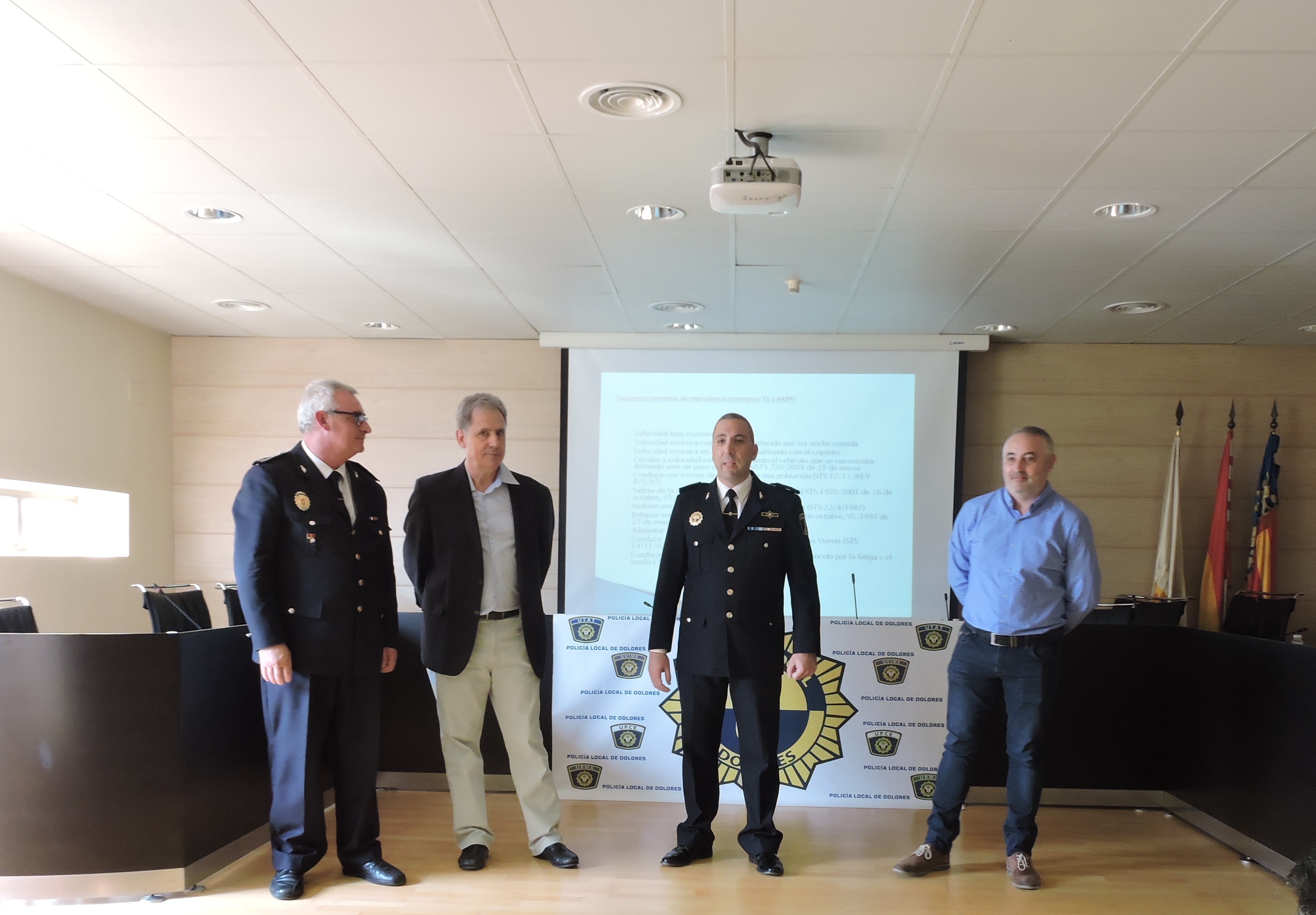50 policías locales de la Vega Baja asisten en Dolores a unas jornadas sobre la detección de drogas en conductores