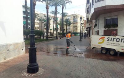 El Ayuntamiento está llevando a cabo un plan especial de baldeo de calles para mejorar la limpieza y la imagen del municipio