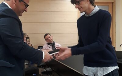 El Ayuntamiento de Dolores obsequia con un ejemplar de la Constitución a los jóvenes del municipio que han adquirido la mayoría de edad durante este año