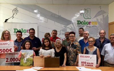 El Ayuntamiento y FEGADO entregan los premios al ganador del premio “Caca de la Vaca” y las donaciones a Cáritas y AECC