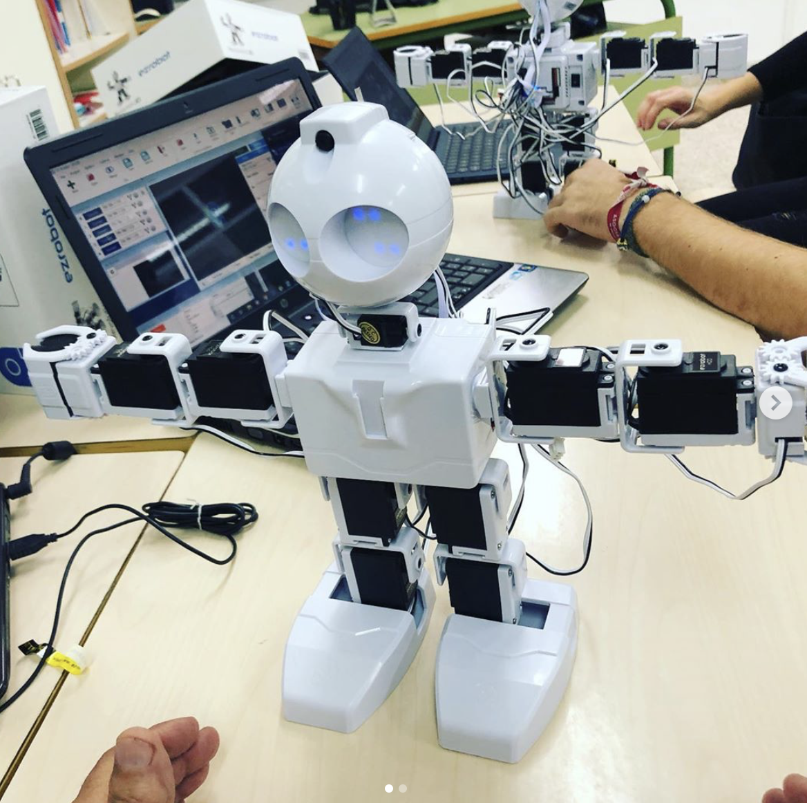 El Ayuntamiento de Dolores subvenciona el proyecto educativo Programa tu Obra que los del CEIP Virgen de los Dolores convertirán a robots en actores | Ayuntamiento de Dolores