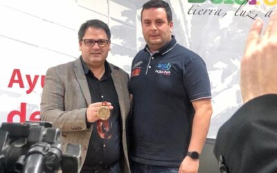El alcalde de Dolores Joaquín Hernández recibe a Pabló Cantó tras participar en el Dakar 2020