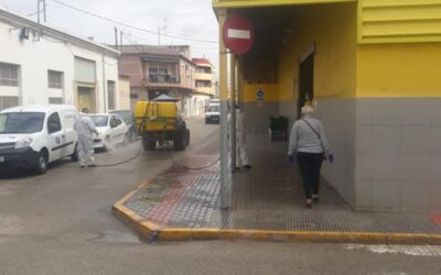 El Ayuntamiento de Dolores procede a limpiar y desinfectar calles, comercios y espacios públicos