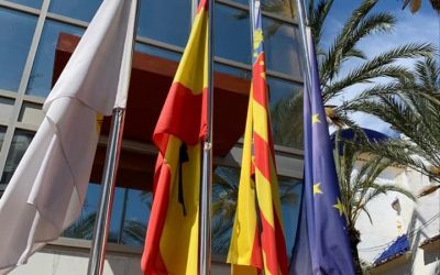 Las banderas del Ayuntamiento de Dolores están a media asta en recuerdo de las víctimas del COVID19