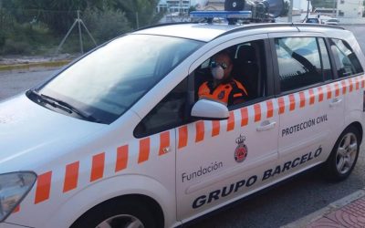 Miembros de Protección Civil pasan por las calles de Dolores para darnos las gracias por respetar el confinamiento