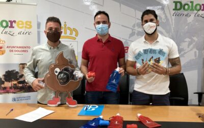 El Ayuntamiento de Dolores presenta una campaña de sensibilización contra los excrementos de mascotas en los espacios públicos