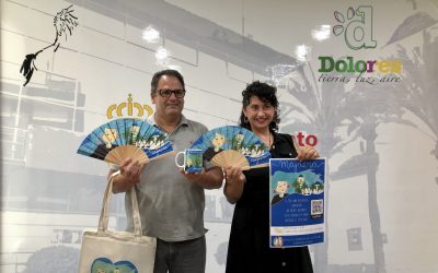 El Ayuntamiento apoya la iniciativa de abanicos con diseño de Dolores de la artista Asiria