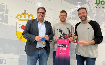 El alcalde y el concejal de Deportes se reúnen con la presidenta del Ílice Saquash Club Dolores